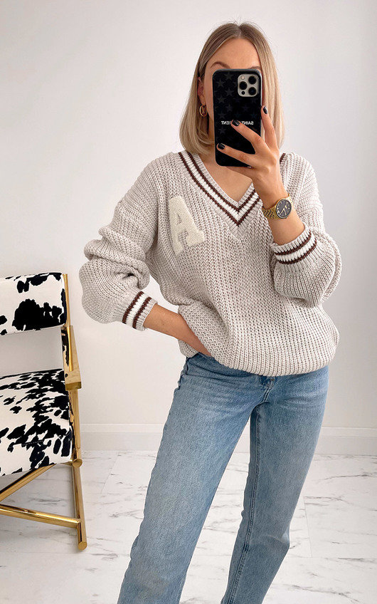 beige jumper outfit